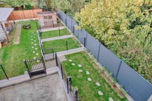 - une vue aérienne sur un jardin avec une clôture dans l'établissement Welcome to Terracotta, à Alfortville