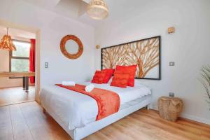 - une chambre avec un grand lit et des oreillers rouges dans l'établissement Welcome to Terracotta, à Alfortville