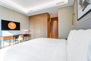 ein Hotelzimmer mit einem Bett und einem Schreibtisch in der Unterkunft EasyGo - Address Opera Residences T2 -1 Bedroom in Dubai