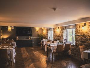 um restaurante com mesas e cadeiras num quarto em Crossways em Wells