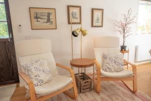- deux chaises et une table dans le salon dans l'établissement Villa Anna - SWEEDS Loftahammar, à Loftahammar