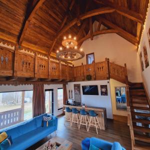 ein Wohnzimmer mit einem blauen Sofa und einem Tisch in der Unterkunft Plai din Bran in Bran
