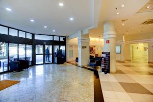 a lobby of a building with glassdoors and a lobby at Flat de Luxo com vista para aeroporto de Congonhas H1812 in Sao Paulo