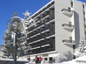 a building with a street light in front of it at Studio Flaine, 1 pièce, 4 personnes - FR-1-687-33 in Arâches-la-Frasse
