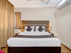 ein Schlafzimmer mit einem großen weißen Bett mit zwei Kissen in der Unterkunft THE SUPERB HOTEL PVT LTD in Hyderabad