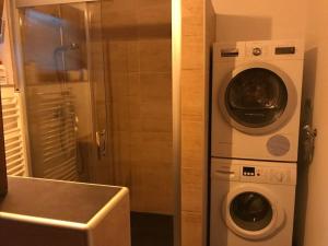 a washing machine and a washer in a kitchen at Willkommen im Casa Felice, der Wohlfühl Oase mit Balkon, 4 Betten und Homeoffice Platz in Aidlingen +69 photos