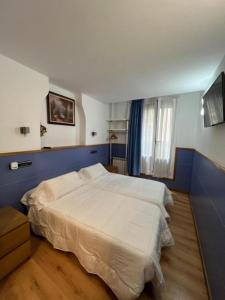 Postel nebo postele na pokoji v ubytování Pensión Irune by Vivere Stays