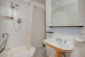 Un baño con lavabo, ducha e inodoro. en Studio Saturno 23 in the city center - Happy Rentals, en Sauze dʼOulx