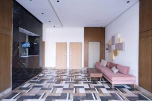 a living room with a pink couch and a television at New urban getaway 25 in Casablanca