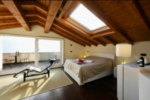 una camera con letto e un balcone con tavolo di La Bella Ossuccio a Ossuccio