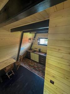 una vista aérea de una cocina en una cabaña en Macko’s cabin, en Băile Tuşnad