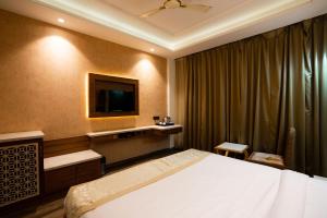 Postel nebo postele na pokoji v ubytování Hotel RR 62-Jaipur City Centre Hotel