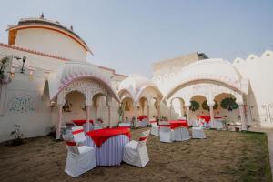 un patio con mesas y sillas en un edificio en Hotel RR 62, en Jaipur