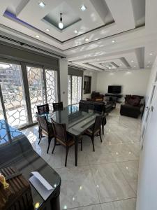 sala de estar con mesa y sillas en maison luxe à HYDRA F6, en Argel