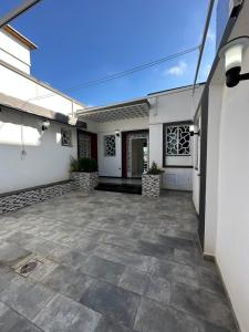 un patio vacío de una casa blanca en maison luxe à HYDRA F6, en Argel