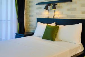 Кровать или кровати в номере Neron Apartments in Caesar Resort & SPA, Long Beach
