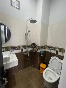 La salle de bains est pourvue d'une douche, de toilettes et d'un lavabo. dans l'établissement Nam Anh Hotel, à Bảo Lộc