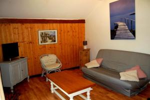 ein Wohnzimmer mit einem Sofa und einem TV in der Unterkunft Bassibe in Lacquy
