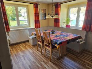 une salle à manger avec une table et des chaises dans une pièce dans l'établissement Wutachschlucht - spacious apartment in renovated farmhouse, à Bonndorf im Schwarzwald 14 autres photos