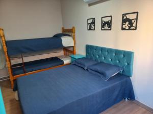 a bedroom with two bunk beds and a bed at Pé na areia - próximo ao Beto Carreiro in Barra Velha