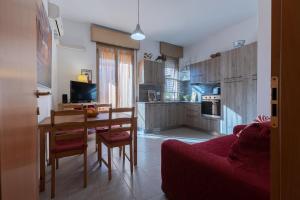 uma sala de estar com uma mesa e uma cozinha em Bologna City Retreat a due passi dalla Fiera em Bolonha