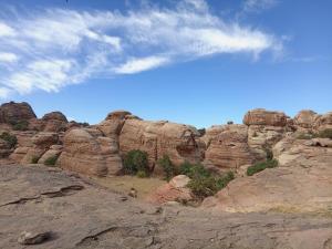 una nube sobre un cañón con acantilados rocosos en Alnwatif Gate guest house Dana nature reserve, en Dana