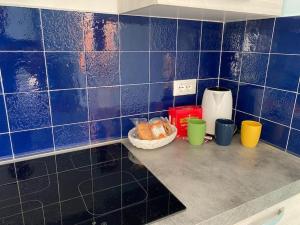um balcão de cozinha com azulejos azuis na parede em La Dimora del Turano em Castel di Tora