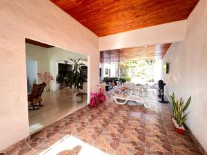 a large living room with a wooden ceiling at Casa Montpellier in Honda