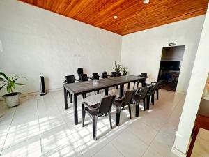 a large dining room with a table and chairs at Casa Montpellier in Honda