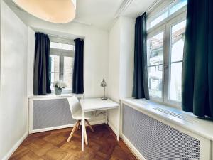 a room with a desk and a window at Business Apartment ZIMMERzuVERMIETEN in Solothurn in Solothurn