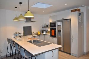 Η κουζίνα ή μικρή κουζίνα στο Goodwood Events House with Garden & Parking - Chichester Holiday Properties