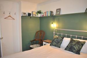 Ένα ή περισσότερα κρεβάτια σε δωμάτιο στο Goodwood Events House with Garden & Parking - Chichester Holiday Properties