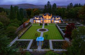 z góry widok na dom z ogrodem w obiekcie Inverlochy Castle Hotel w mieście Fort William
