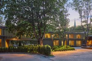 a large tree in front of a building at Monist boutique by SPA VILNIUS in Palanga