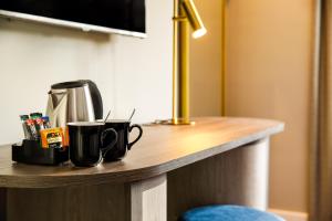 Příslušenství pro přípravu čaje a kávy v ubytování Mount Royal Hotel Edinburgh by The Unlimited Collection