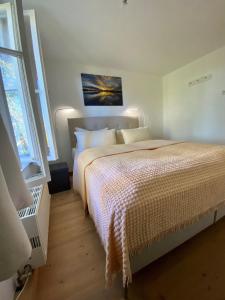 Un dormitorio con una cama con una manta. en Ferienwohnung Prinzenhöhe, en Herrsching am Ammersee
