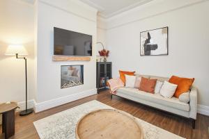 sala de estar con sofá y TV en Host & Stay - Belle Vue en Saltburn-by-the-Sea