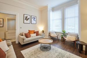 uma sala de estar com um sofá e uma mesa em Host & Stay - Belle Vue em Saltburn-by-the-Sea