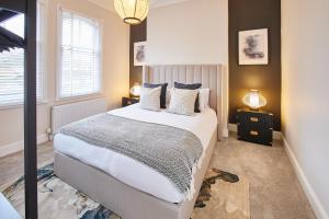 1 dormitorio con 1 cama grande y 2 mesitas de noche en Host & Stay - Belle Vue en Saltburn-by-the-Sea