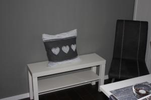 a black and white pillow sitting on a white table at Apartment Rosi SECONDO in Reisbach