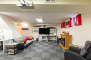 TV a/nebo společenská místnost v ubytování Lrge 5 BR 9 Beds Near DC-Pool, Hot Tub, Gym, Game Rm, Fire Pit