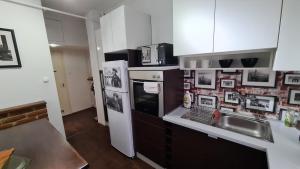 una cucina con lavandino e frigorifero di Cirilla Home a Szombathely