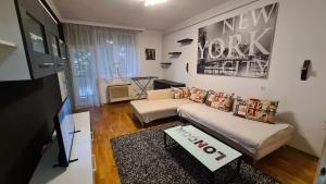 salon z kanapą i telewizorem w obiekcie Cirilla Home w mieście Szombathely