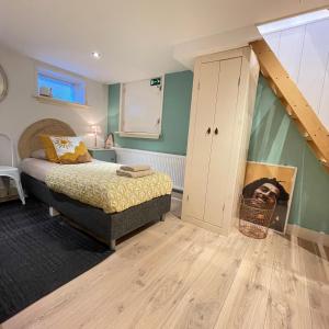 Schlafzimmer mit einem Bett und einem Fenster in der Unterkunft Kust 1 in Egmond aan Zee