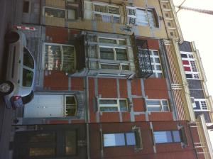 um edifício alto com muitas janelas do lado em Le Vénitien em Liège