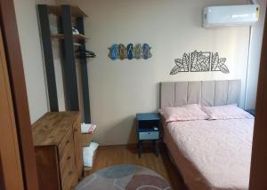 舊巴拉的住宿－Pé na areia - próximo ao Beto Carreiro，一间小卧室,配有一张床和一个梳妆台