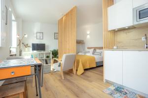 Un dormitorio con una cama y un escritorio en una habitación. en Casas da Couraça, en Coímbra 91 fotos más