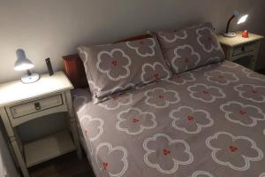 um quarto com uma cama com 2 almofadas e uma secretária em Morada da Serra Alta em São Francisco de Paula