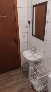 a bathroom with a sink and a mirror at Morada da Serra Alta in São Francisco de Paula