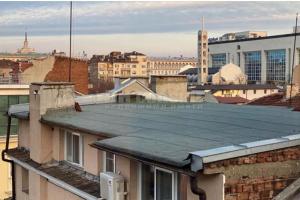 vista su un tetto di un edificio di Sky-view apartmentin perfect city center Sofia a Sofia